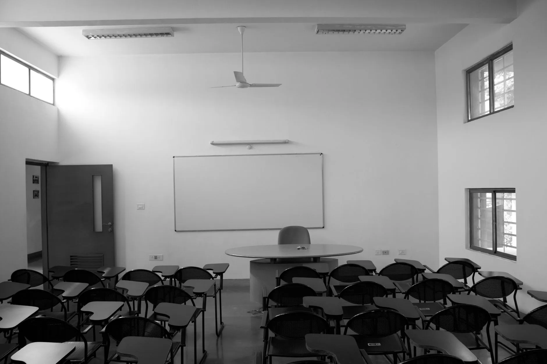 重庆骁冠电动叉车与堆高车产品型号性能对比分析