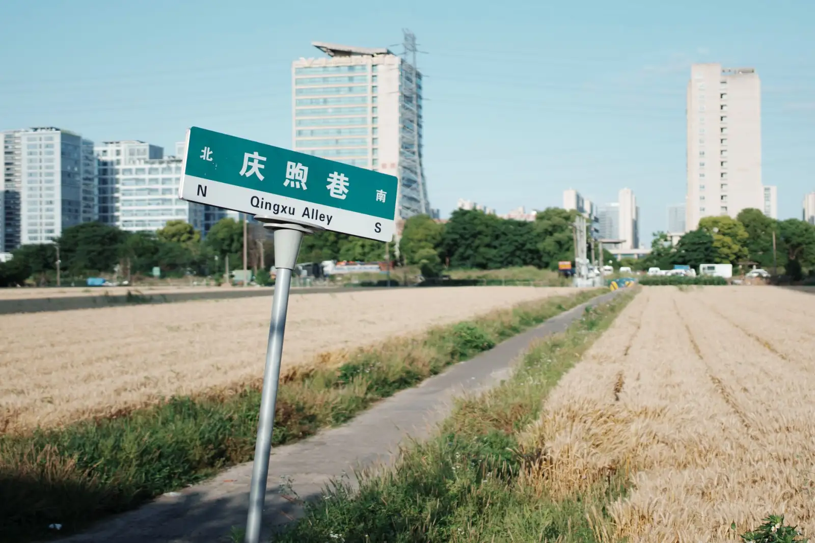 工厂仓储搬运效率提升方案:骁冠堆高车与搬运车组合应用
